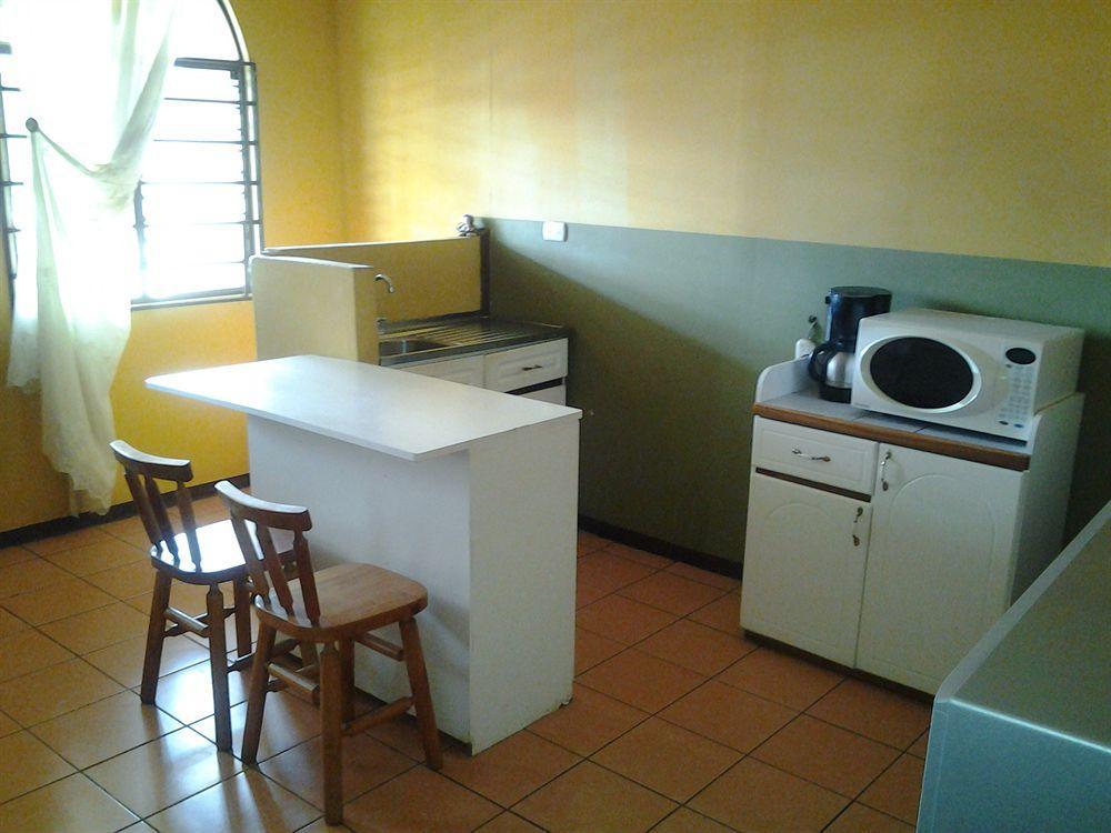 Cabinas Madeleine Puntarenas Exterior foto