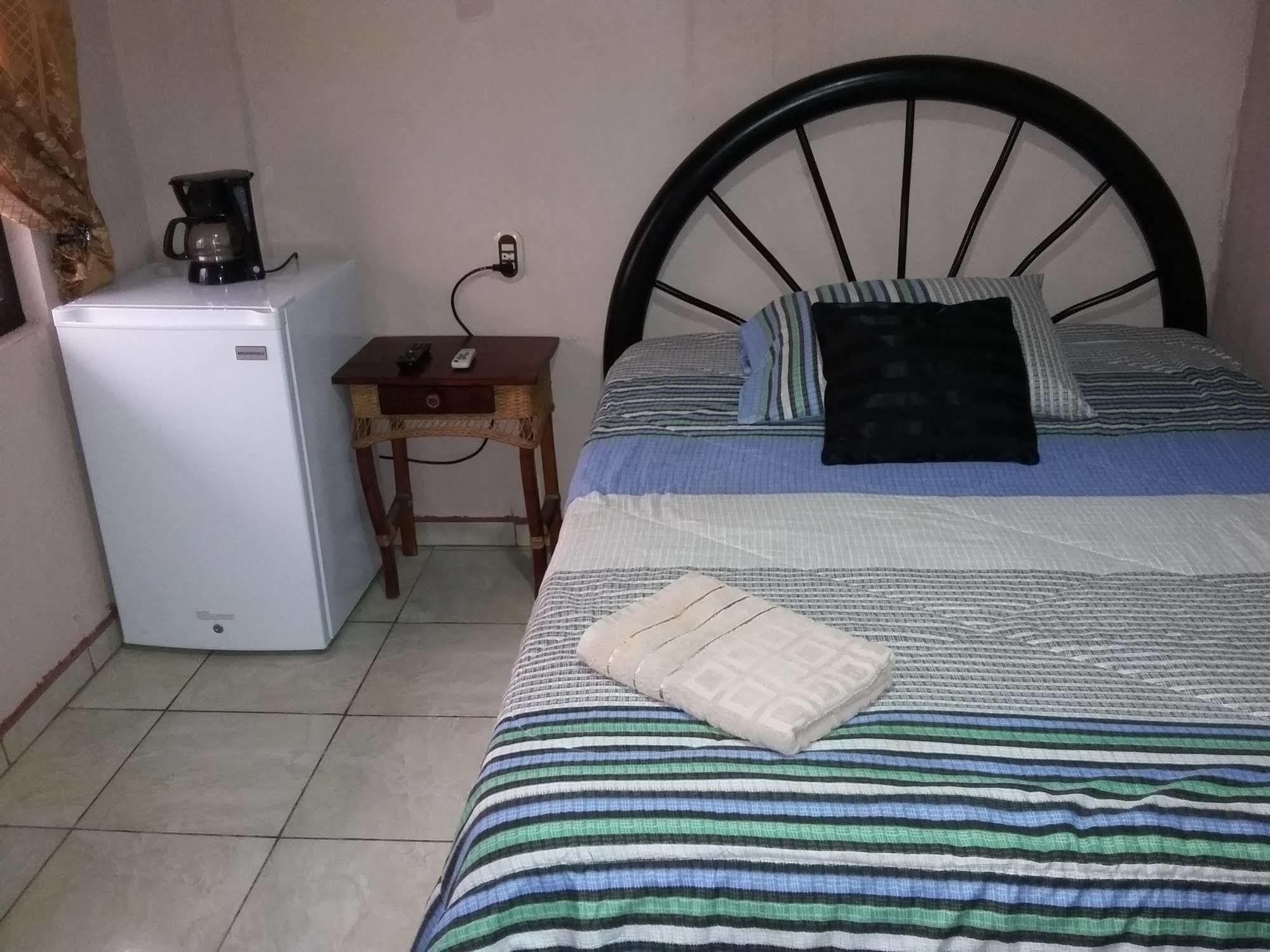Cabinas Madeleine Puntarenas Exterior foto